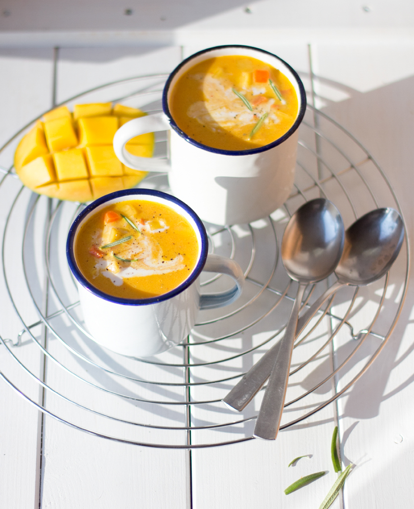 Karottensuppe mit Mango und Kokosmilch