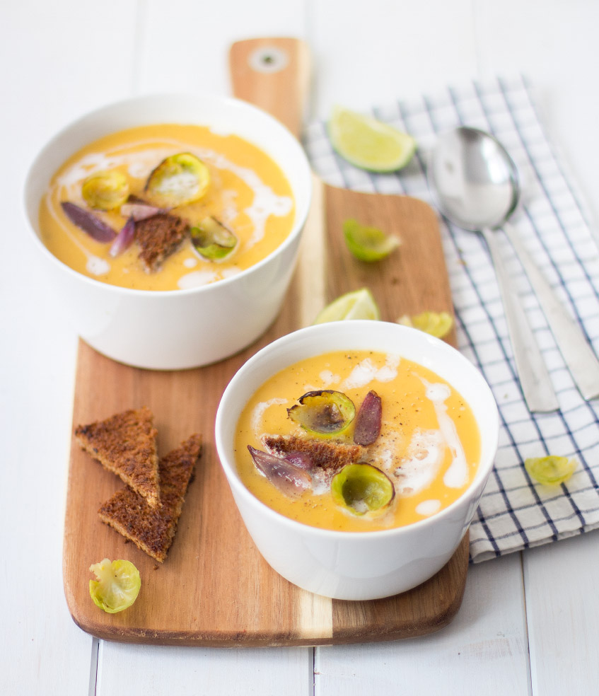 Vegane Süßkartoffelsuppe mit Rosenkohl und Kokosmilch