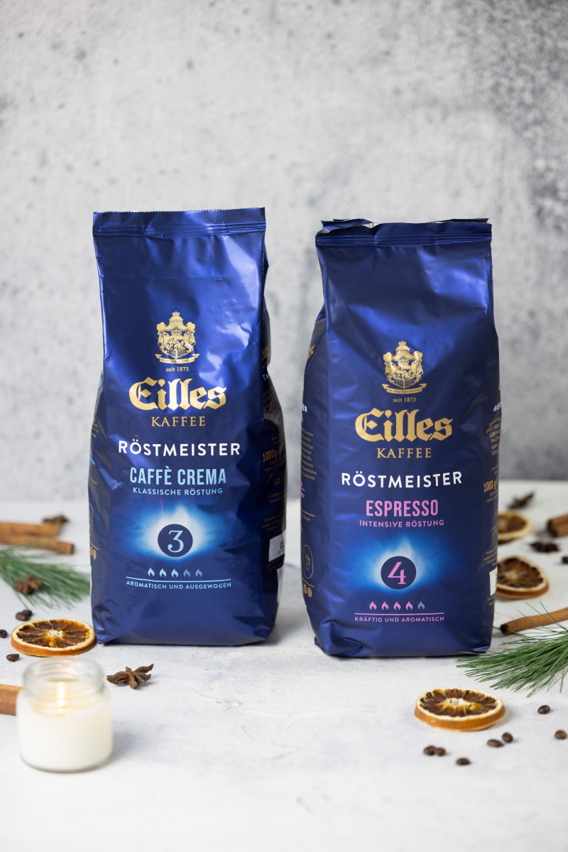 Weihnachtlicher Geschenkkorb mit Kaffeesirup und bestempelten Küchentüchern selber machen