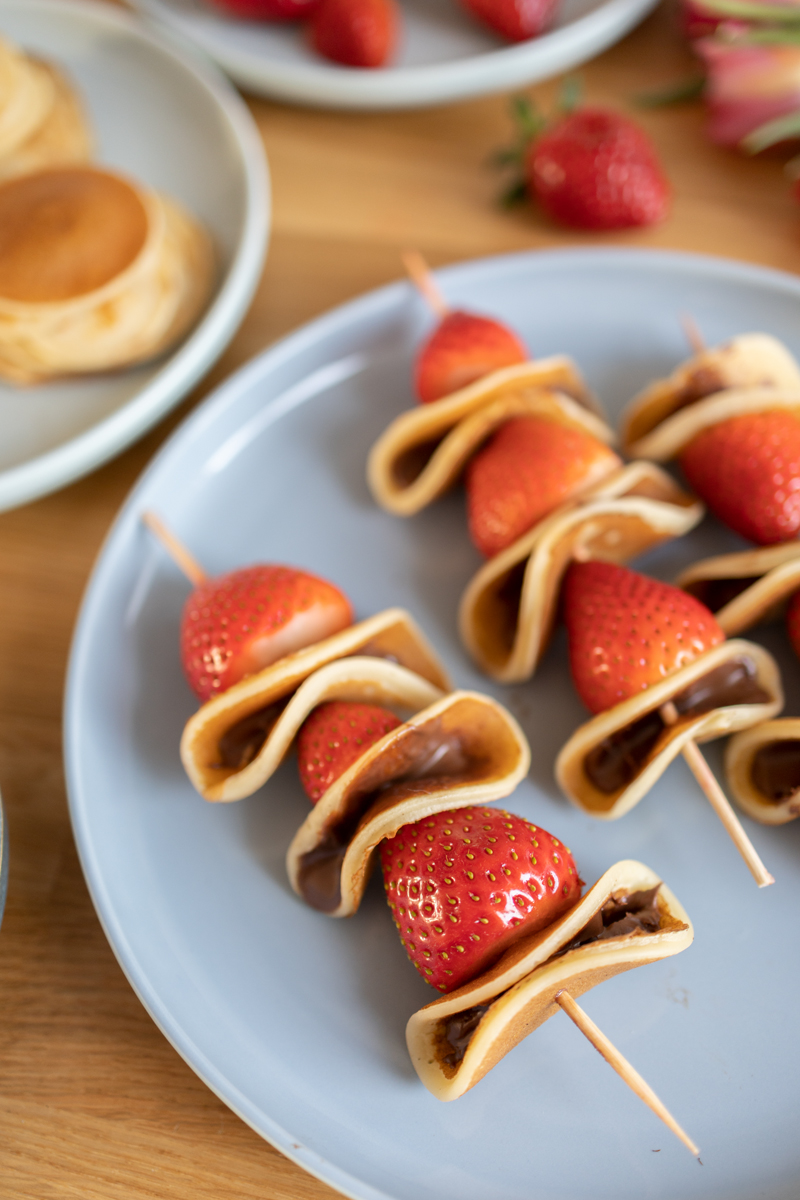 Süße Pfannkuchen-Spieße mit Erdbeeren