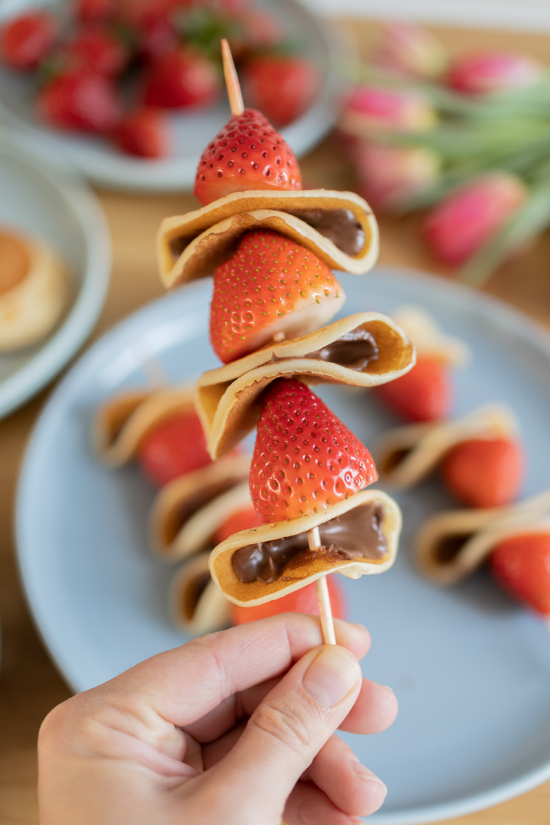 Süße Pfannkuchen-Spieße mit Erdbeeren