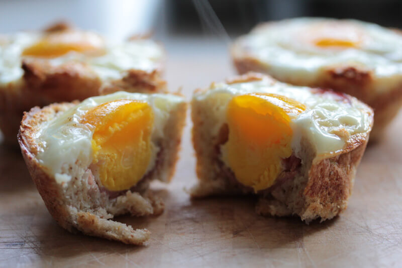 Schinken-Ei-Muffins aus Toast in einer Muffinform backen