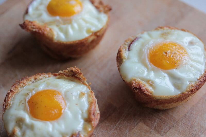 Schinken-Ei-Muffins aus Toast in einer Muffinform backen
