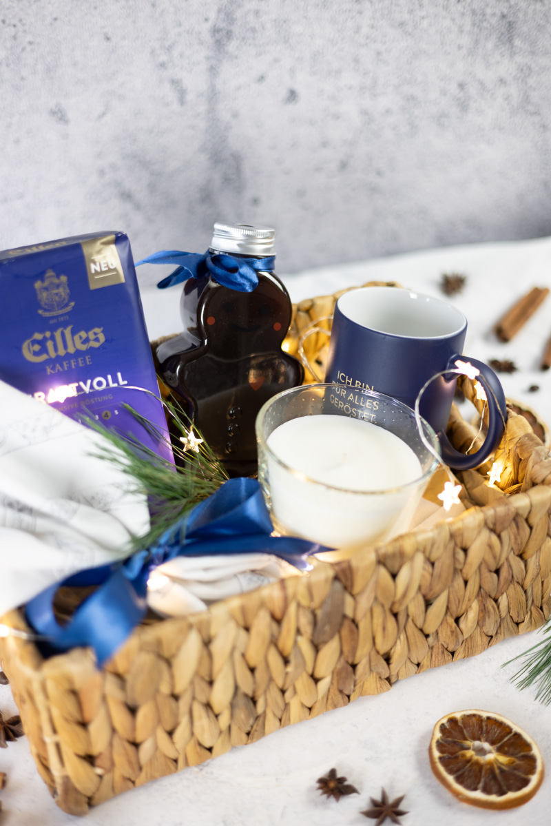 Weihnachtlicher Geschenkkorb mit Kaffeesirup und bestempelten Küchentüchern selber machen